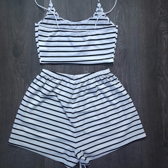 Striped set with crop top and shorts - Picture 2 of 2